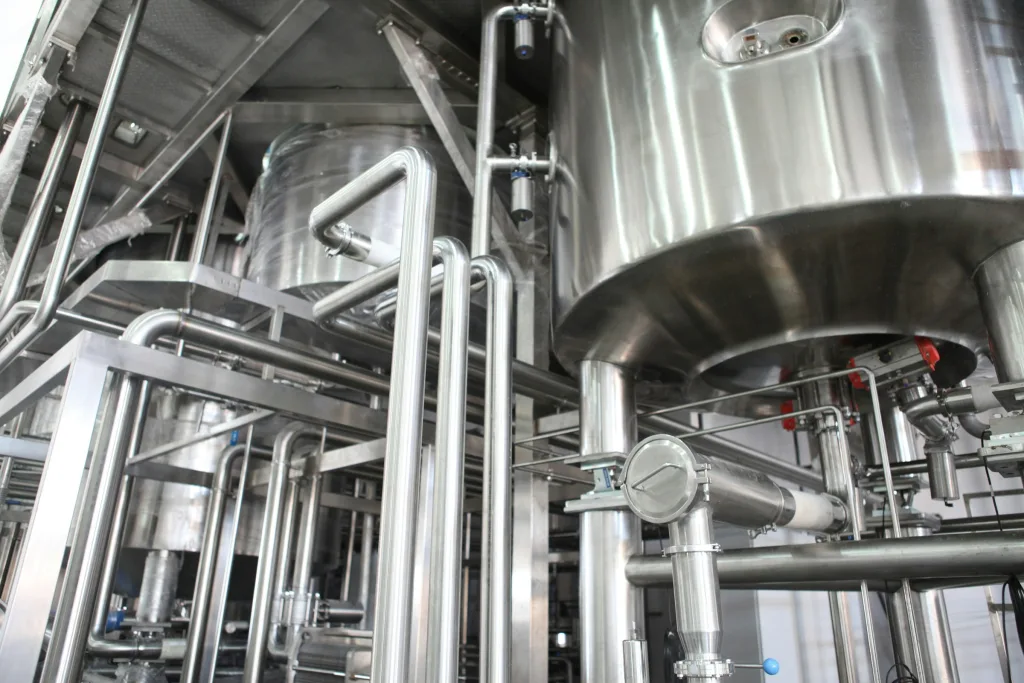 Tuyauterie inox, pompes et vannes d’une installation industrielle