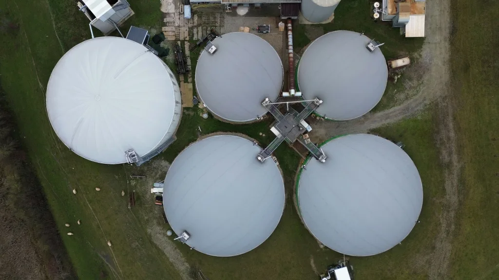 Vue aérienne de réservoirs de stockage d’hydrocarbures