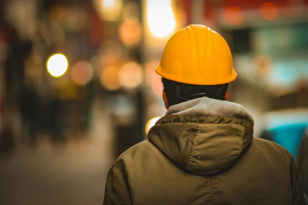 Opérateur avec casque de chantier sur un site industriel de nuit