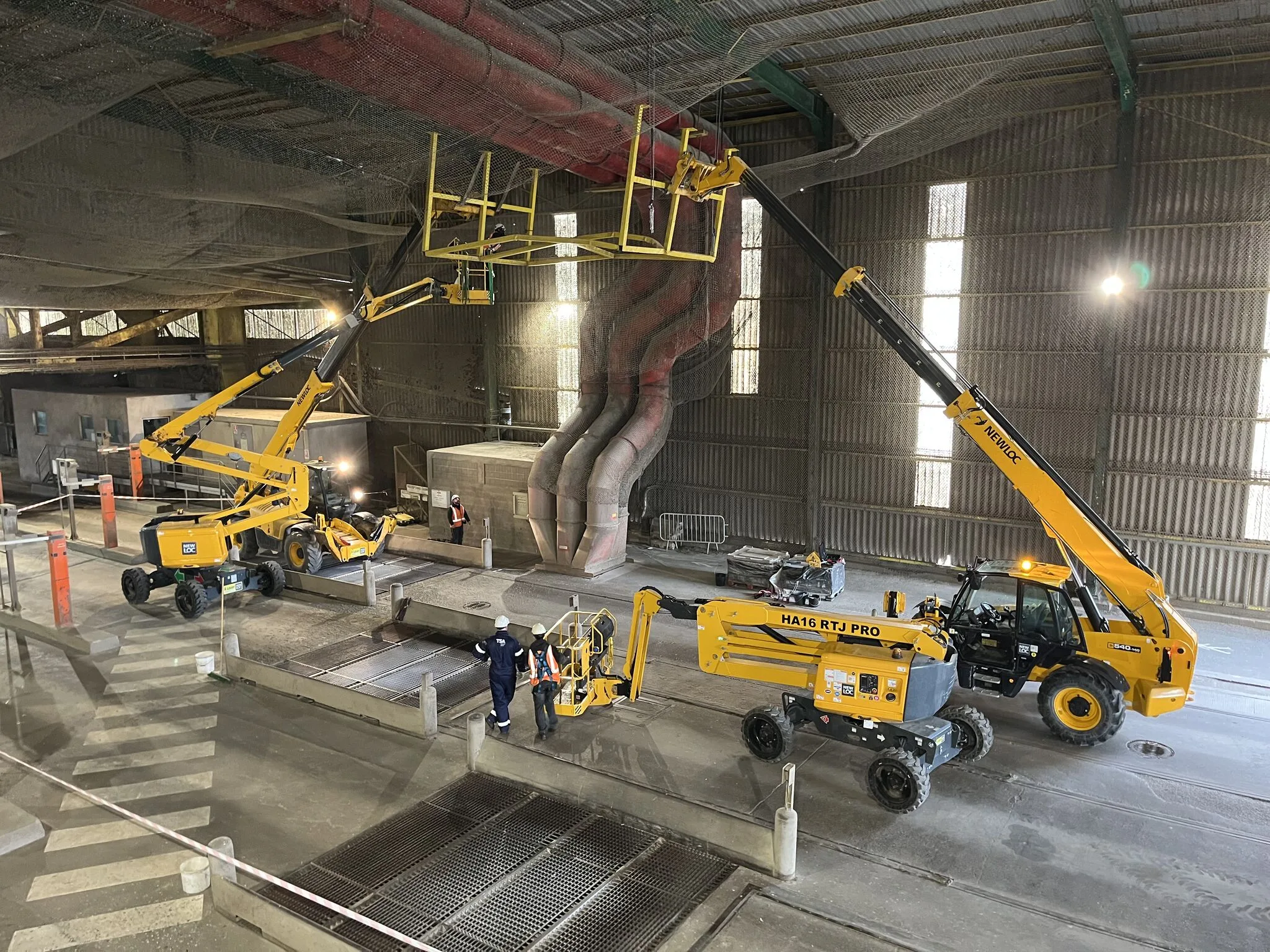 Structure de protection au-dessus d’une piste de déchargement de blé