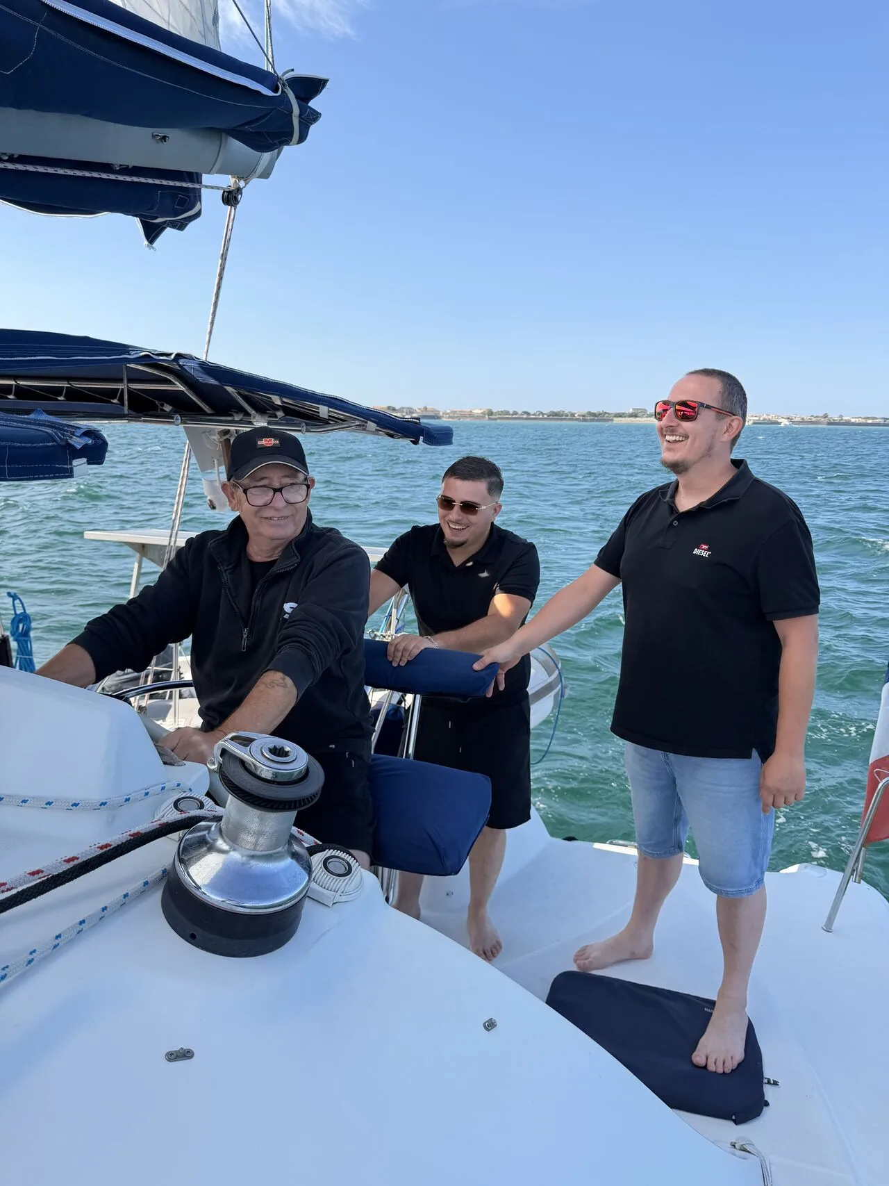 Salariés TSA à la barre pendant la sortie en mer