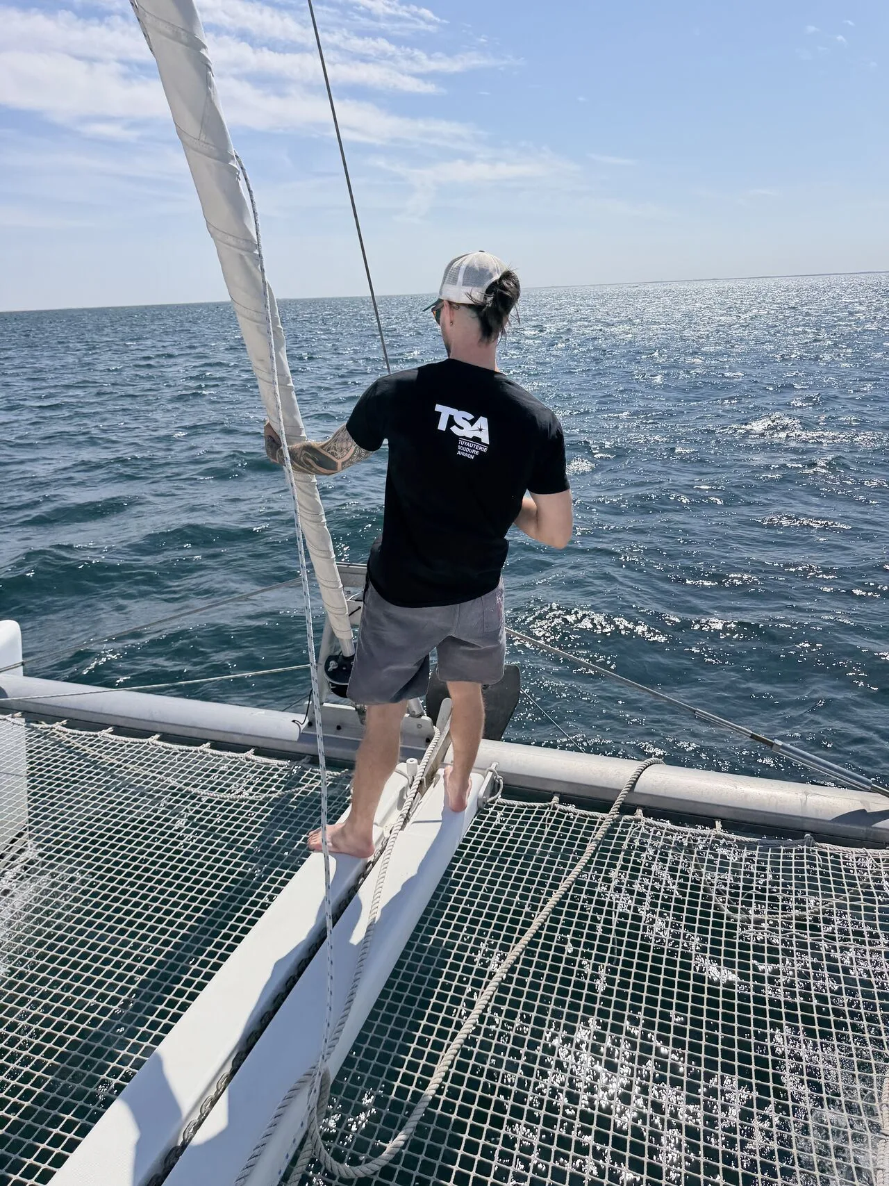 Un membre de l’équipe TSA à l’avant du bateau